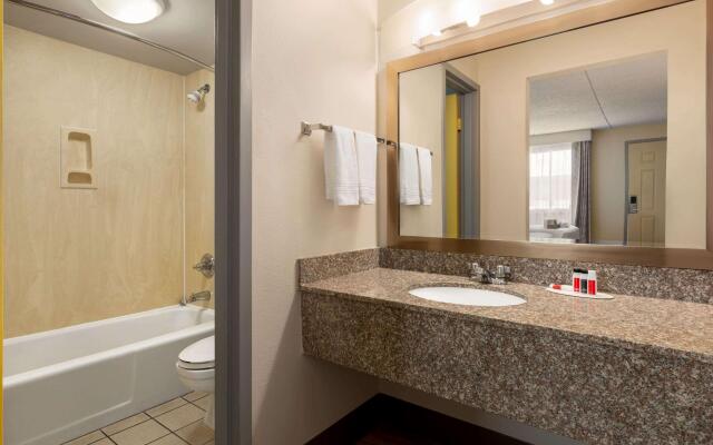 Hotel Bo, Days Inn by Wyndham Chattanooga Downtown