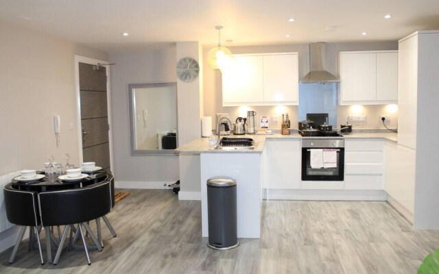 1braptmt W/king BED 4guests Embankmnt Parkg Wifi