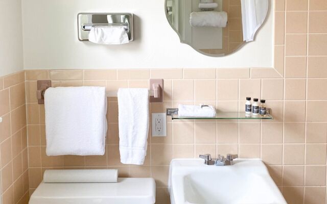 The River Hills Motel - Algoma, WI - Near Door County