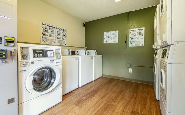 HomeTowne Studios By Red Roof Gainesville, GA