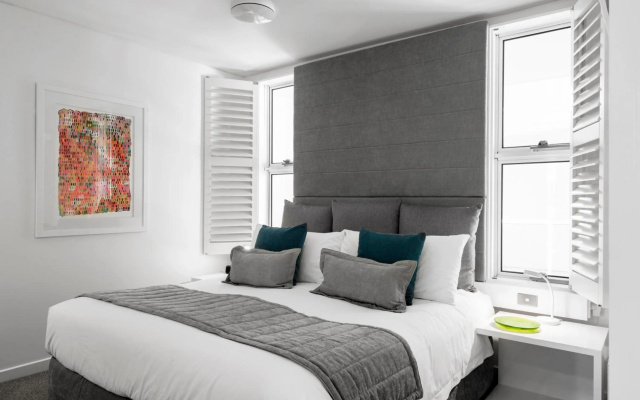 Netanya Noosa Beachfront Resort – Guest Rooms – Hastings Street