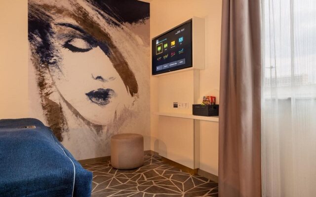 Holiday Inn - the niu, Ridge Halle Central Station by IHG