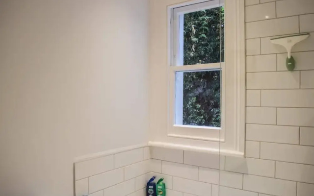 Fantastic 2 Bedroom Shepherds Bush Garden Flat