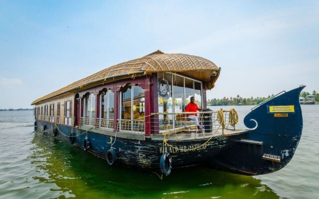 OYO 13589 HouseBoat My Trip Deluxe 4 BHK Private