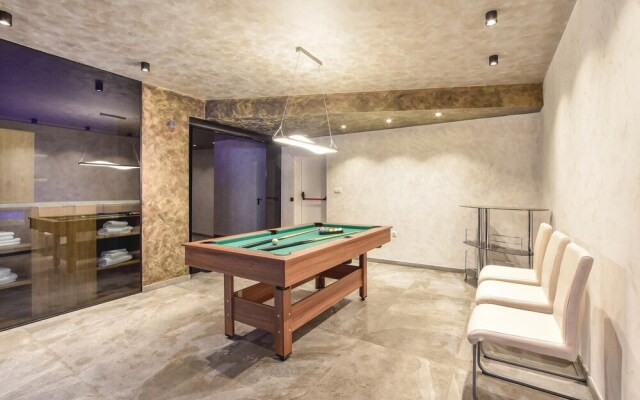 Beautiful Home in Stobrec With Jacuzzi, Wifi and 8 Bedrooms