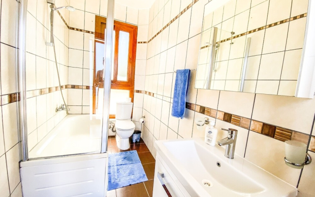 Sea Cliff Villa, 4 Beds, Sleeps 2- 8, Free Wifi,