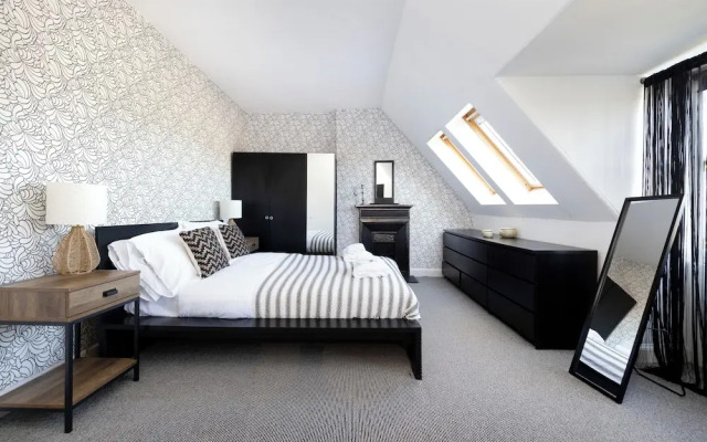 Delightful 3-bed Flat with Parking