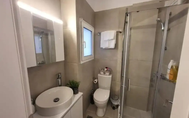 2 bd Renovated Flat at Acropolis