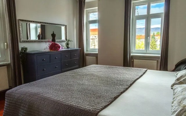 Chic Antique Dana Zagreb center view