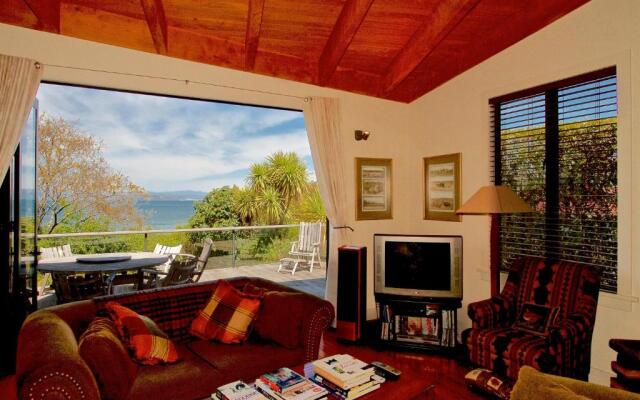 Kauawhi Lodge - Acacia Bay Holiday Home