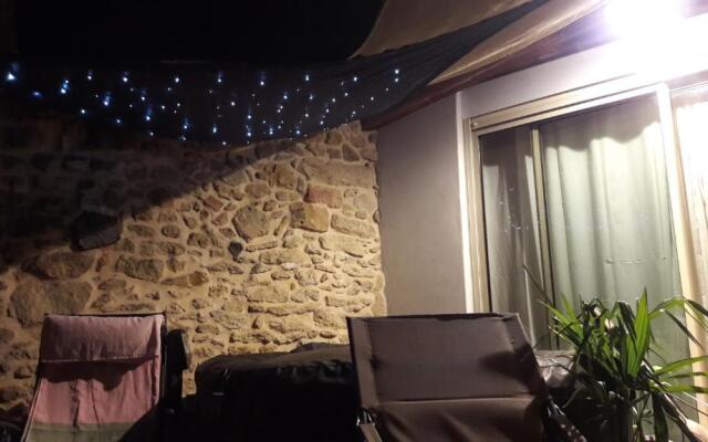 Maison atypique dans cité médiévale