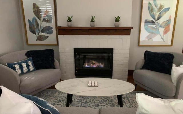 Rose Hill on Hamer, 1940s Charming Cottage near Cook Park – Guest Rooms – Orange