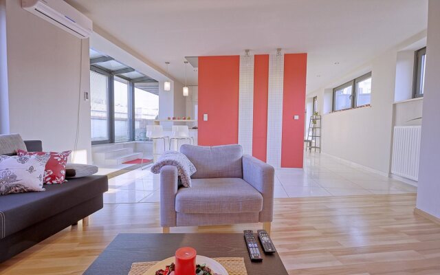 Kornelia Apartments