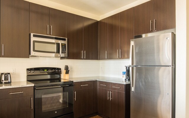 SoHo 1 BR with Balcony by Frontdesk