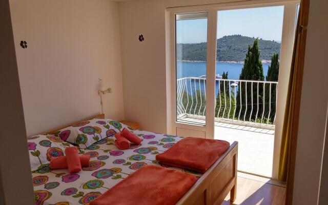 "charming Studio Apartment With Beautiful Panoramic sea View."