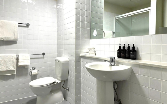 Urban Apartments Melbourne on Elizabeth – Bathroom – Melbourne