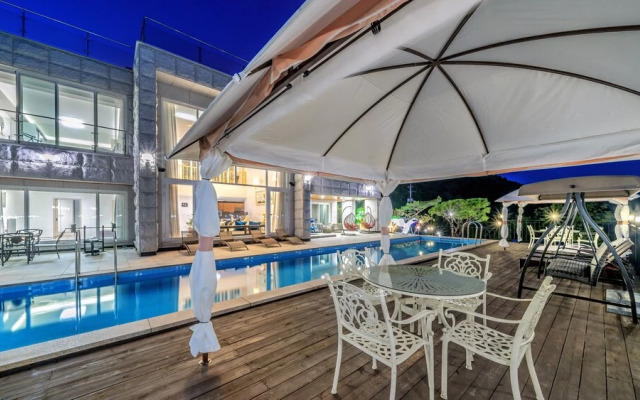 Miramonti Pool Villa Pension