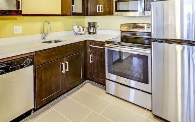 Residence Inn by Marriott Akron South / Green