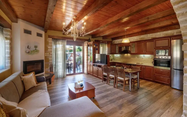 Luxurious Villa With Private Pool, Near a Couple of Restaurants & Sandy Beach