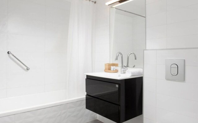 Cozy 2BR in Bezalel by HolyGuest
