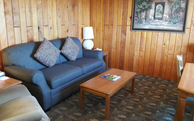 The Cedarwood Inn & Suites