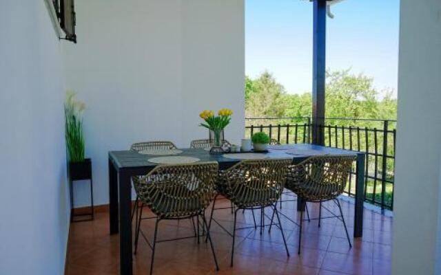 Villa Leon, Wonderful Family Apartment with Pool