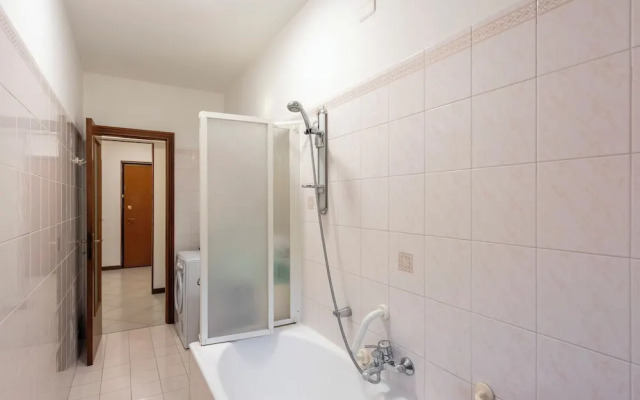 Charming 2-bed flat  balcony & parking