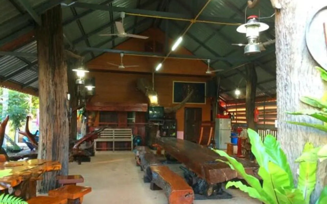 Baan Suan Phetphraewa Resort