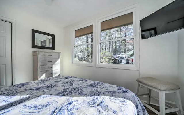 Sapphire Home w/ Grill & Pool Access