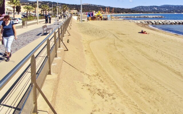 Apartment With 2 Bedrooms in Cavalaire-sur-mer, With Enclosed Garden -