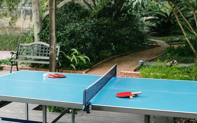 Frida by AvantStay | Sleeps 16! Prvt Estate w/ Tennis Ct & Mins to Beach!