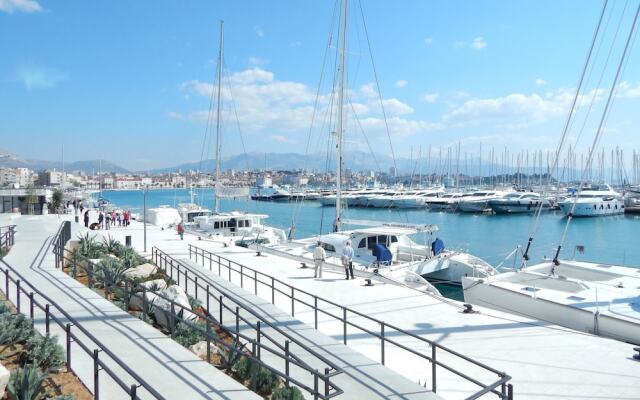 Comfort Apt.w.balcony Near Beach,marjan and Center