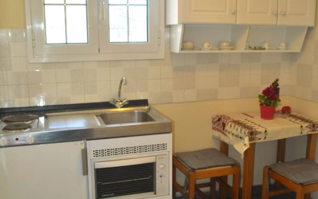 Holiday Studio Apartments Yannis on Agios Gordios Beach in Corfu