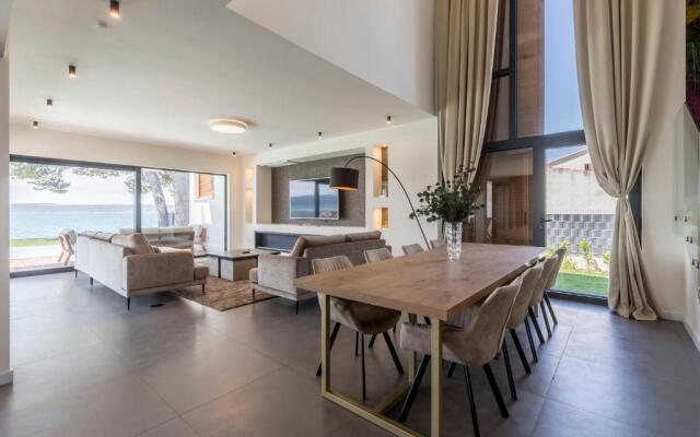 Villa Sea Star - seafront beach with 80m2 pool
