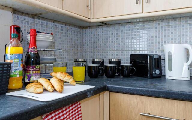 4 Beds Sleeps 6 - Elegance Leisure Stay, Burnley