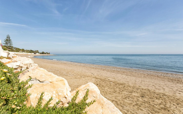 Beachside cosy apartment with pool