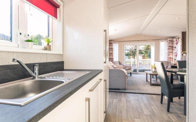 Lakeshore Lodge with Hot Tub