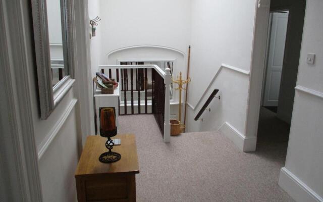 Lovely, Spacious, 3 Bedded, First Floor Apartment