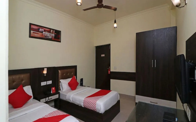 OYO 389 Hotel Applee Inn