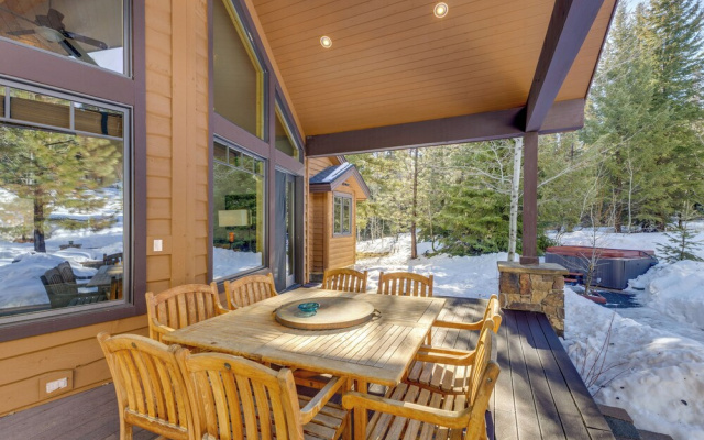 Ski-in/ski-out! Mtn-view Donnelly Home w/ Hot Tub