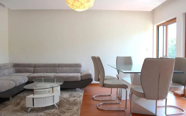 Damaia Apartment