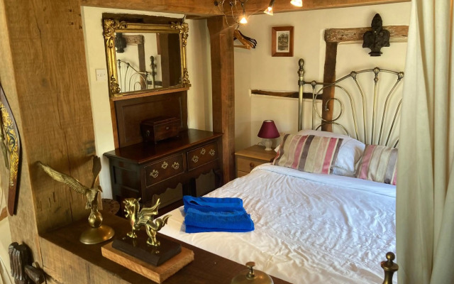 Little Pentre Barn with seasonal Swimming Pool