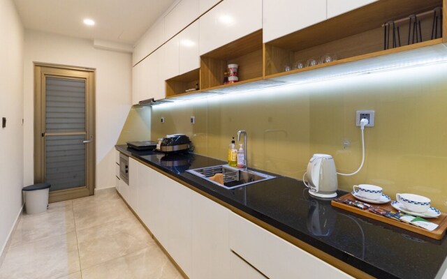 Midtown The Peak Apartment by VnHouse