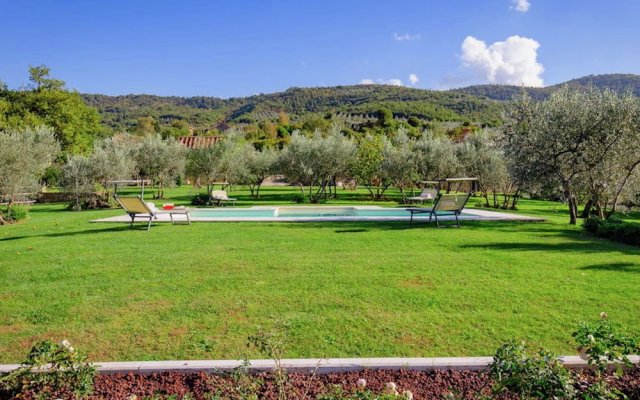 Hilltop Villa in Castiglion Fiorentino With Pool & Views