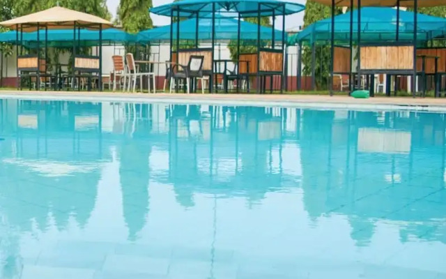 Spacious 4-bedroom with a pool