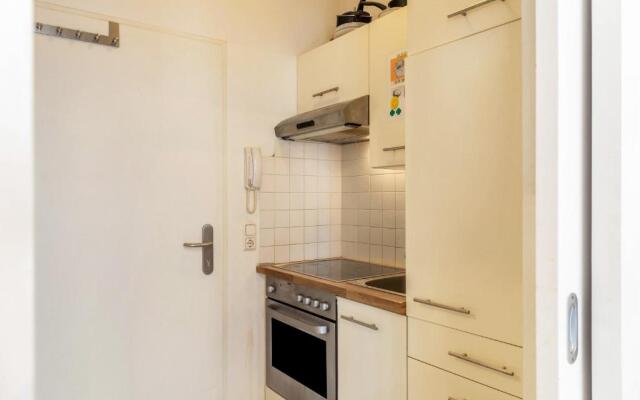 Cozy central apartment 1min train