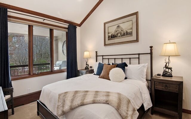 Arrowhead Village Condo - 206 Seasons Lodge