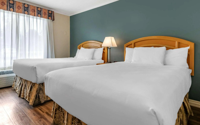Econo Lodge Inn & Suites