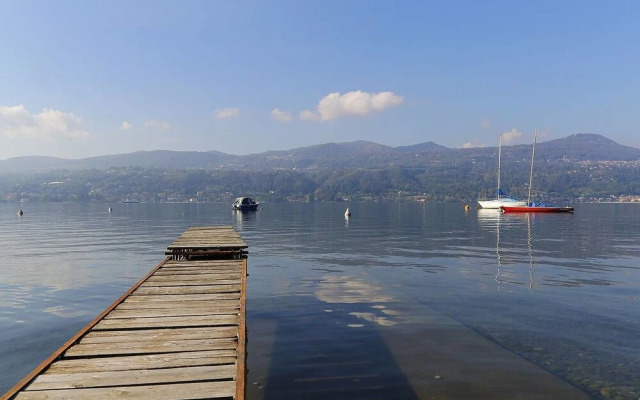Contemporary Lakeside Villa Enjoying Direct Lake Access, Wifi, BBQ, Near Restaurant and Shop