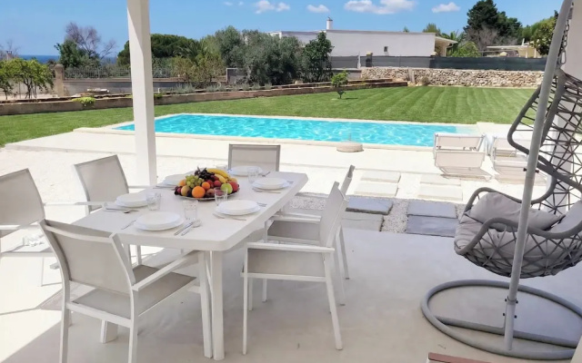 Villa Pescoluse With Pool and Sea View